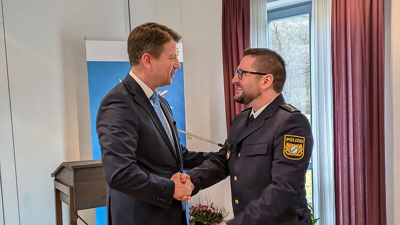 Begr&uuml;&szlig;ung des neuen Leiters der Polizeiinspektion Bad Br&uuml;ckenau:  Innenstaatssekret&auml;r Sandro Kirchner  begl&uuml;ckw&uuml;nschte Polizeihauptkommissar Stefan Preisend&ouml;rfer zur neuen Aufgabe.