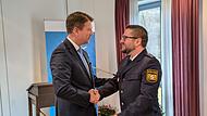 Begrüßung des neuen Leiters der Polizeiinspektion Bad Brückenau:  Innenstaatssekretär Sandro Kirchner  beglückwünschte Polizeihauptkommissar Stefan Preisendörfer zur neuen Aufgabe.