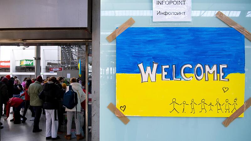 Ein Schild in den Farben der Ukraine hieß Flüchtlinge aus dem Land im März am Hauptbahnhof München willkommen. Ein Schild in den Farben der Ukraine hieß Flüchtlinge aus dem Land im März am Hauptbahnhof München willkommen.