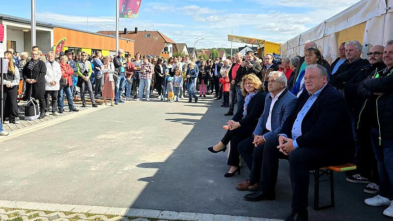 Viele G&auml;ste waren der Einladung gefolgt &ndash; von rechts auf der Bank: CSU-Landtagsabgeordneter Walter Nussel, Hemhofens B&uuml;rgermeister Ludwig Nagel, SPD-Bundestagsabgeordnete Martina Stamm-Fibich, &uuml;ber Nussels Kopf stellvertretende Landr&auml;tin Gabi Klau&szlig;ner.
