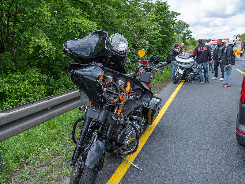 Biker wird von B505 von Sprinter überrollt Biker wird von B505 von Sprinter überrollt
