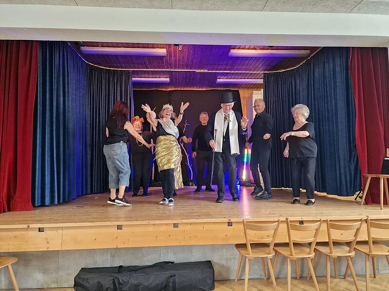 Viel Bewegung und Spielfreude prägen die Proben der Seniorentheatergruppe Die Theatralischen in der Edelweißhalle in Lauter. Viel Bewegung und Spielfreude prägen die Proben der Seniorentheatergruppe Die Theatralischen in der Edelweißhalle in Lauter.