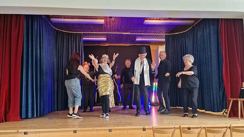 Viel Bewegung und Spielfreude prägen die Proben der Seniorentheatergruppe Die Theatralischen in der Edelweißhalle in Lauter. Viel Bewegung und Spielfreude prägen die Proben der Seniorentheatergruppe Die Theatralischen in der Edelweißhalle in Lauter.