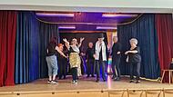 Viel Bewegung und Spielfreude pr&auml;gen die Proben der Seniorentheatergruppe Die Theatralischen in der Edelwei&szlig;halle in Lauter.