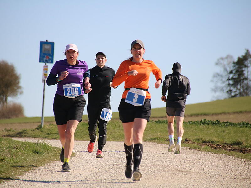 Strahlender Sonnenschein, aber nur niedrige Plusgrade erwartete die L&auml;ufer beim 19. Obermain-Marathon rund um Bad Staffelstein. Die Marathon-Strecke f&uuml;hrte wieder an den beiden Wahrzeichen der Kurstadt, dem Kloster Banz und der Basilika Vierzehnheiligen vorbei.
