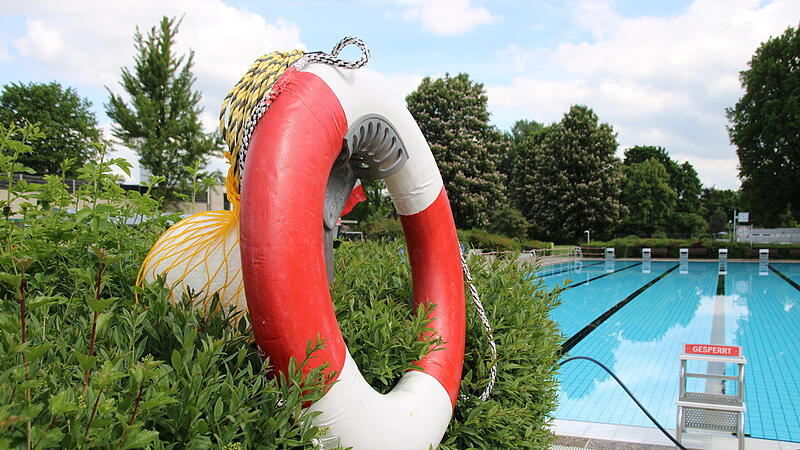 Rettungsring am Beckenrand im Aquaria