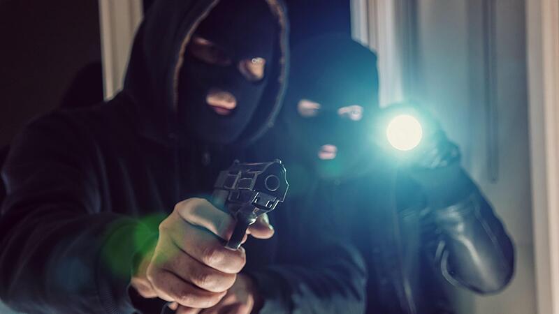 Sie haben die Opfer am 13. Oktober 2021 regelrecht überfallen. Laut dem Vorsitzenden Richter Christoph Gillot schrammten die drei Angeklagten nur knapp an einer Verurteilung wegen räuberischer Erpressung vorbei. Sie haben die Opfer am 13. Oktober 2021 regelrecht überfallen. Laut dem Vorsitzenden Richter Christoph Gillot schrammten die drei Angeklagten nur knapp an einer Verurteilung wegen räuberischer Erpressung vorbei.