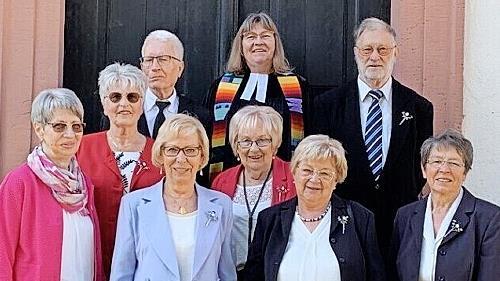 Die diamantene Konfirmation feierten Gerhard Schell und Horst Eigerdt (hinten) sowie (vorne) Siglinde Ke&szlig;ler (geb. Biem&uuml;ller), Hannelore Elm (geb. Knobloch), Edeltraud Zeller (geb. Ziegler, alle in roten Jacken), Margarete Greb (geb. Lins), Elfrie...
