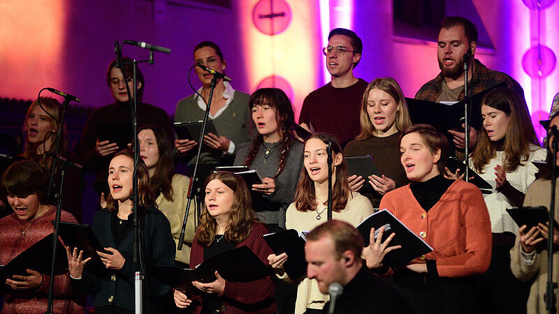 Im Rahmen des Projektes &bdquo;Musik verbindet&ldquo; leitete Lukas Alois Roth aus Ludwigschorgast bereits in den zur&uuml;ckliegenden Jahren den Projektchor und die dazugeh&ouml;rige Band in der Kulmbacher Petrikirche.
