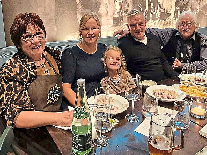 Sonja Schr&uuml;fer,Schwiegertochter Bettina, Enkelin Marie, Sohn Martin und Ehemann Rainer Schr&uuml;fer. TVO