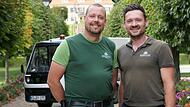 Holger Börner (links) und Michael Jacob unternehmen als Leiter der Kurgärtnerei viel, damit der Park im Staatsbad trotz extremer werdenden Wetters grün und vielfältig bleibt. Unter anderem laufen die meisten ihrer Fahrzeuge seit Jahren elektrisch.