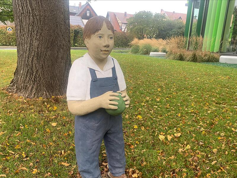 Die Haba-Familygroup kämpft ums wirtschaftliche Überleben – hier die Figur eines spielenden Kindes vor dem Firmensitz in Bad Rodach (Landkreis Coburg). Die Haba-Familygroup kämpft ums wirtschaftliche Überleben – hier die Figur eines spielenden Kindes vor dem Firmensitz in Bad Rodach (Landkreis Coburg).