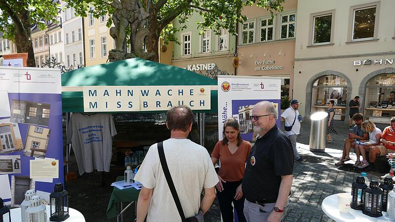 Der Sprecher des Betroffenenbeirats, Matthias Wünsche, und Präventionsbeauftragte Monika Rudolf halfen bei der „Mahnwache Missbrauch“ mit, Passanten für das Thema zu sensibilisieren.