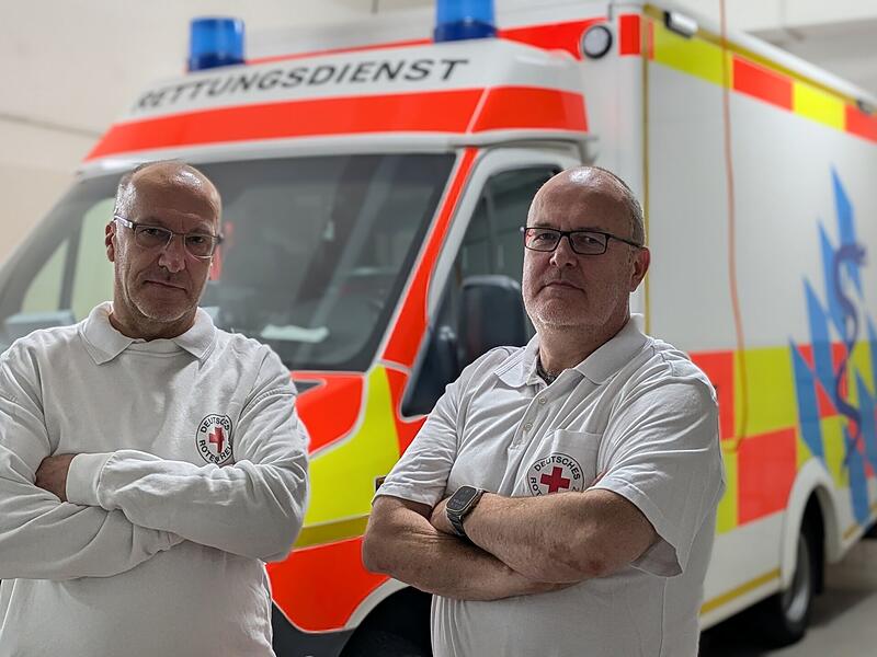 Gewalt gegen Rettungskr&auml;fte sind l&auml;ngst keine Einzelf&auml;lle mehr. Rettungssanit&auml;ter Michael Vranković (links) und Notfallsanit&auml;ter Michael Martin (rechts) gehen deswegen mittlerweile anders an Eins&auml;tze heran.