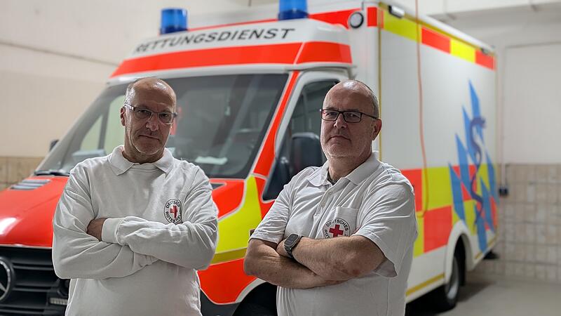 Gewalt gegen Rettungskr&auml;fte sind l&auml;ngst keine Einzelf&auml;lle mehr. Rettungssanit&auml;ter Michael Vranković (links) und Notfallsanit&auml;ter Michael Martin (rechts) gehen deswegen mittlerweile anders an Eins&auml;tze heran.