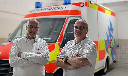 Gewalt gegen Rettungskr&auml;fte sind l&auml;ngst keine Einzelf&auml;lle mehr. Rettungssanit&auml;ter Michael Vranković (links) und Notfallsanit&auml;ter Michael Martin (rechts) gehen deswegen mittlerweile anders an Eins&auml;tze heran.