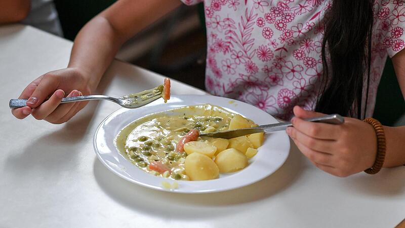 Schüler beim Mittagessen in der Mensa einer Schule Schüler beim Mittagessen in der Mensa einer Schule