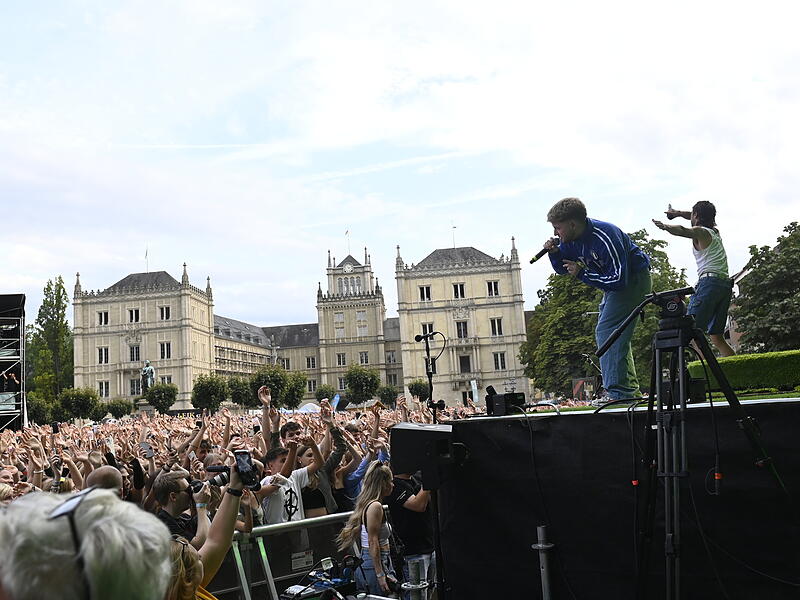 Cro auf dem Schlossplatz in Coburg - hier die Vorband 01099Cro auf dem Schlossplatz in Coburg Cro auf dem Schlossplatz in Coburg - hier die Vorband 01099