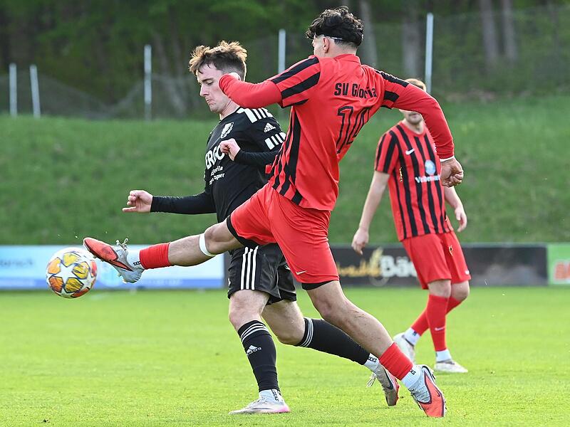 Effeltrichs Luca Graf (hi.) im Duell mit Rischal Adhikari.Forchheim & Fr&auml;nkische Schweiz