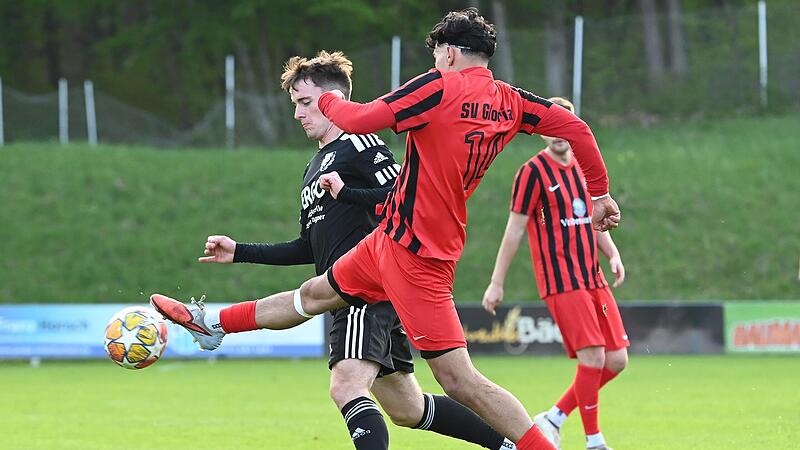 Effeltrichs Luca Graf (hi.) im Duell mit Rischal Adhikari.Forchheim & Fr&auml;nkische Schweiz