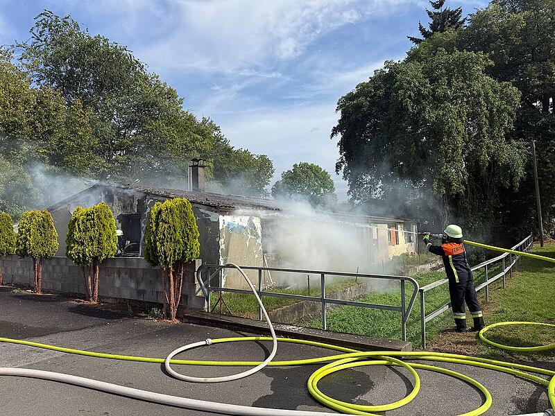 Brand in Bungalow: Geb&auml;ude nicht mehr bewohnbar; Bahnstrecke Bamberg&ndash;Ha&szlig;furt f&uuml;r Einsatzma&szlig;nahmen gesperrt
