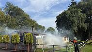 Brand in Bungalow: Geb&auml;ude nicht mehr bewohnbar; Bahnstrecke Bamberg&ndash;Ha&szlig;furt f&uuml;r Einsatzma&szlig;nahmen gesperrt