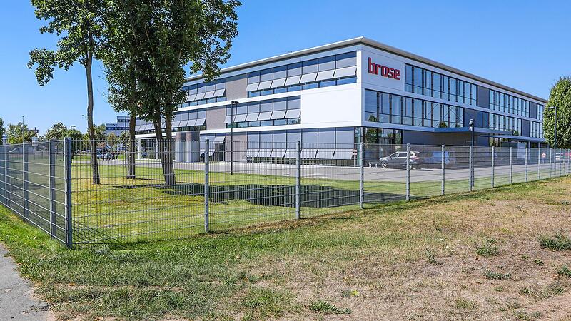 Es gr&uuml;nt so gr&uuml;n bei Brose:  Ringsum vertrocknen  Rasenfl&auml;chen zu staubigen, braunen Steppen, doch bei Brose am Berliner Ring wird der englische Rasen aufwendig in Schuss gehalten.