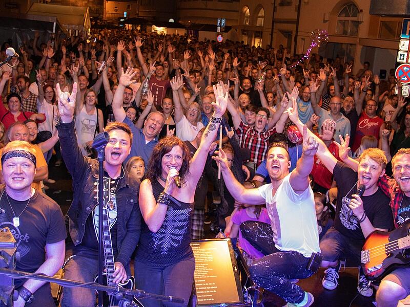 Die Bachstra&szlig;e als Location ist bei Bands und Publikum gleicherma&szlig;en beliebt, wie hier beim Auftritt von &bdquo;Accoustic Jam&ldquo; beim Rakoczy-Fest 2019.