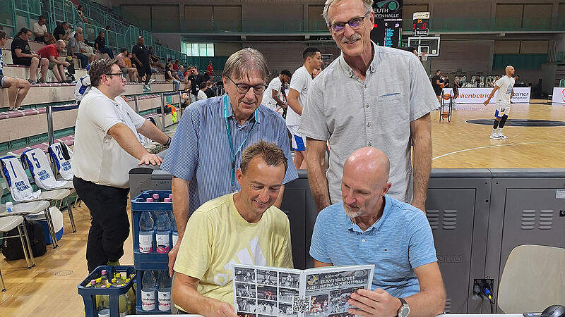 Sport Basketball; Steiner Bayreuth; Legenden;  Uwe Sauer Reiner Koch  sitzend links Buzz Harnett ; Autor Peter Mularczyk