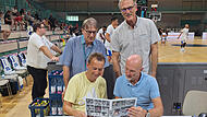 Sport Basketball; Steiner Bayreuth; Legenden;  Uwe Sauer Reiner Koch  sitzend links Buzz Harnett ; Autor Peter Mularczyk
