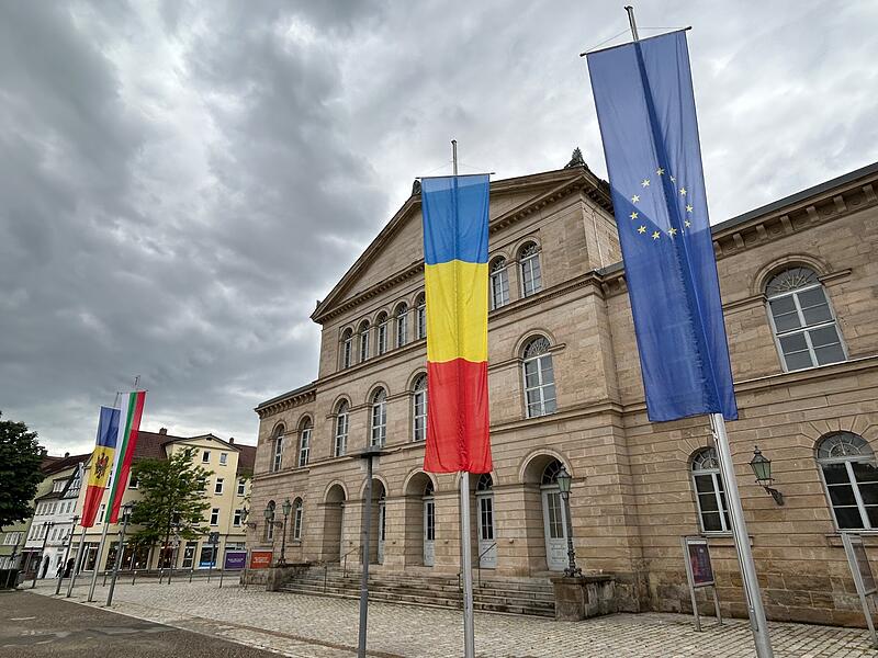 Ungew&ouml;hnlicher Anblick am Coburger Schlossplatz: Gehisst wurden die Fahnen (von links) von der Republik Moldau, Bulgarien, Rum&auml;nien und Europa.