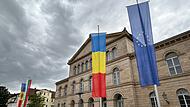 Fahnen am Coburger Schlossplatz Ungewöhnlicher Anblick am Coburger Schlossplatz: Gehisst wurden die Fahnen (von links) von der Republik Moldau, Bulgarien, Rumänien und Europa.