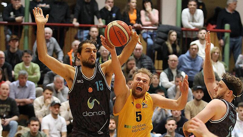 Der erste Schritt ins Finale ist gemacht: Die Regionalliga-Basketballer des TSV Breitengüßbach um Manu Feuerpfeil (in Gelb) haben Spiel 1 der Play-off-Halbfinalserie gegen die TG Veitshöchheim gewonnen. Der erste Schritt ins Finale ist gemacht: Die Regionalliga-Basketballer des TSV Breitengüßbach um Manu Feuerpfeil (in Gelb) haben Spiel 1 der Play-off-Halbfinalserie gegen die TG Veitshöchheim gewonnen.