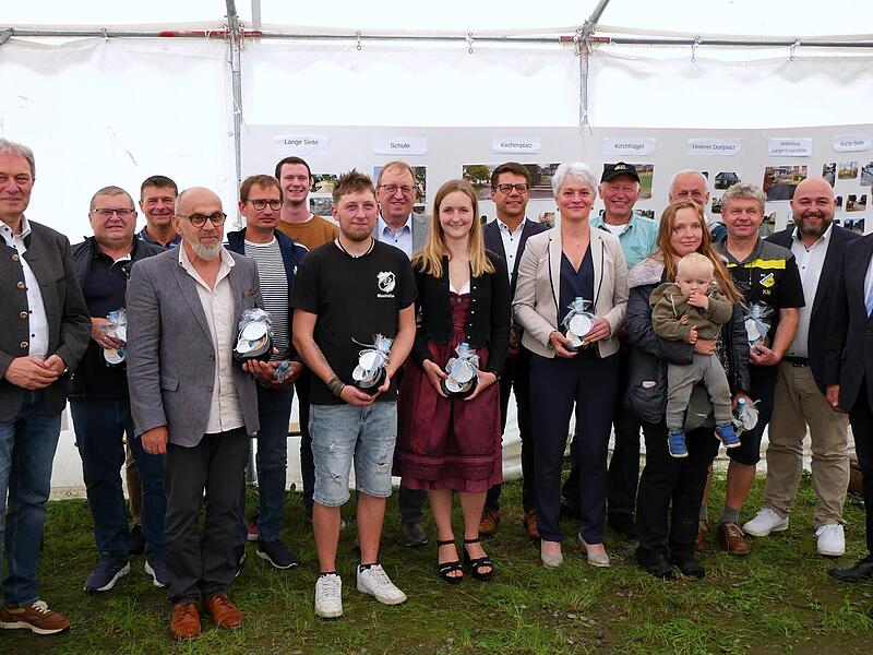 Ein großes Dankeschön an alle Aktivposten und Initiatoren der Dorferneuerung in Birnbaum und Schlegelshaid gab es von Bürgermeister Gerhard Wunder (rechts).