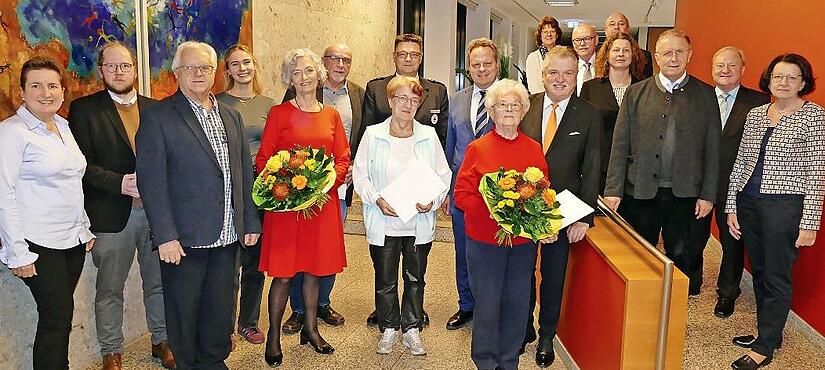Engagierte Bürgerinnen und Bürger wurden von Landrat Klaus Peter Söllner mit der Ehrennadel des Landkreises Kulmbach für besondere Verdienste im ehrenamtlichen Bereich ausgezeichnet.