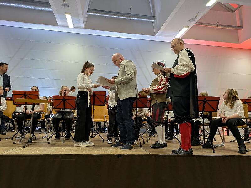 Die Junior Abzeichen wurden verliehen.Frühjahrskonzert der Musikschule Münnerstadt Die Junior Abzeichen wurden verliehen.