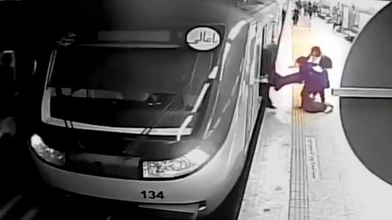 Ein Überwachungsvideo aus der Teheraner U-Bahn soll den Vorfall mit der jungen Frau zeigen.