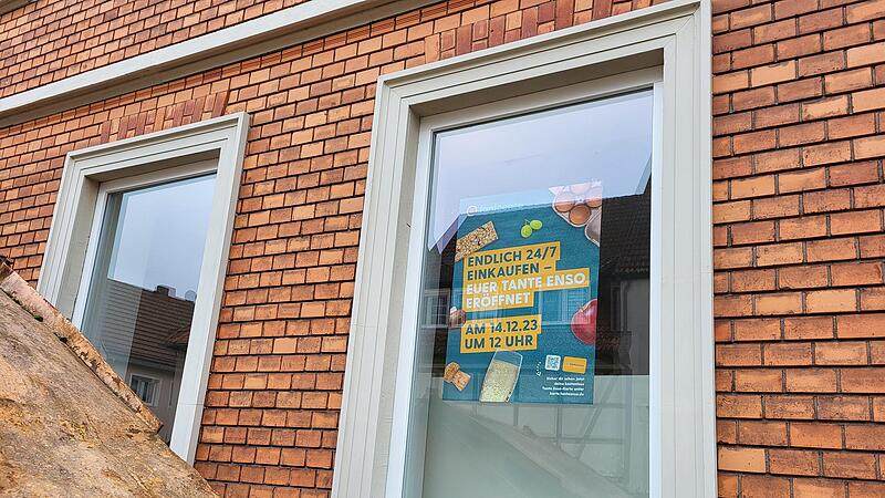 Ein Plakat im Fenster des künftigen Enso-Marktes weist auf die Eröffnung am 14. Dezember hin. Ein Plakat im Fenster des künftigen Enso-Marktes weist auf die Eröffnung am 14. Dezember hin.