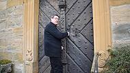 Als Mesner &ouml;ffnet und schlie&szlig;t Bernd Distler t&auml;glich das Gotteshaus von Kunreuth.Forchheim & Fr&auml;nkische Schweiz