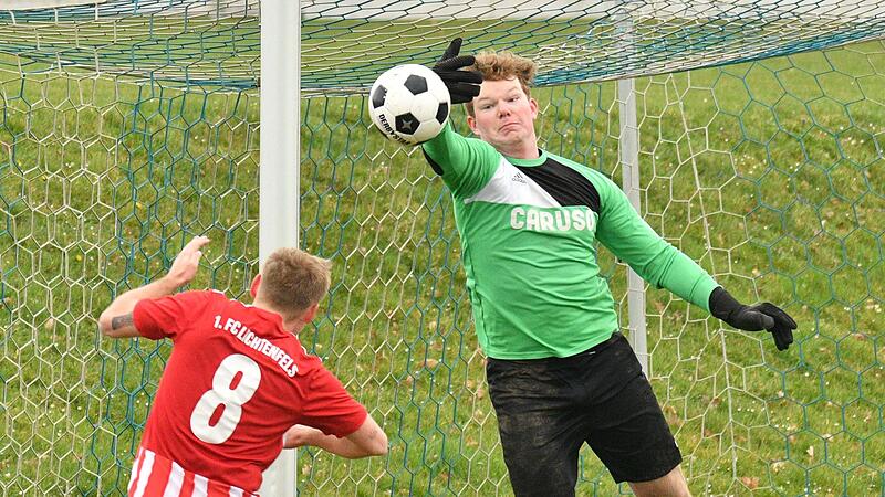 Der Großgarnstadter Keeper Kevin Kraut (rechts) klärt souverän und verhindert, dass der Lichtenfelser Jan Haselmann einköpfen kann.