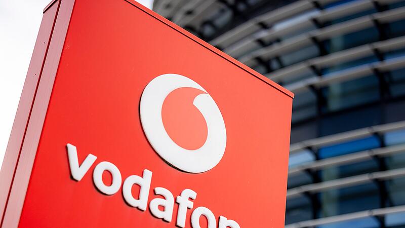 Firmenschild mit dem Logo von Vodafone steht vor Konzernzentrale