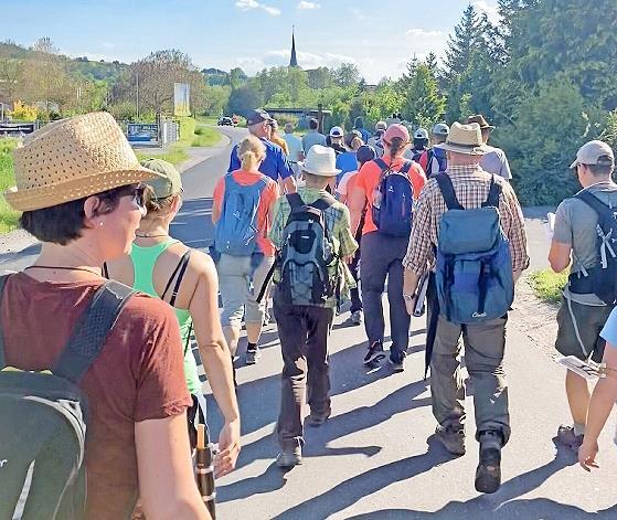 Die Wallfahrer im Jahr 2024 auf dem Heimweg vom Kreuzberg kurz vor Oberthulba.