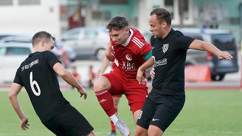 Coburgs Davide Dilauro (m.) wird von den Rottendorfern Paul Luecke (li.) und Moritz Schubert (re.) attackiert. Die Unterfranken setzten die Vestekicker aber nur selten so unter Druck und waren klar unterlegen.