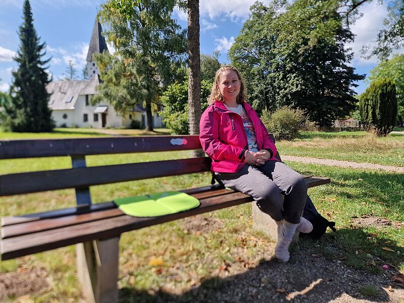 Anja May lädt zum Gespräch auf die Hoffnungsbank im Georgi-Kurpark ein.