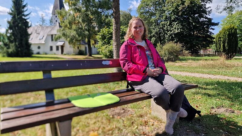 Anja May lädt zum Gespräch auf die Hoffnungsbank im Georgi-Kurpark ein.
