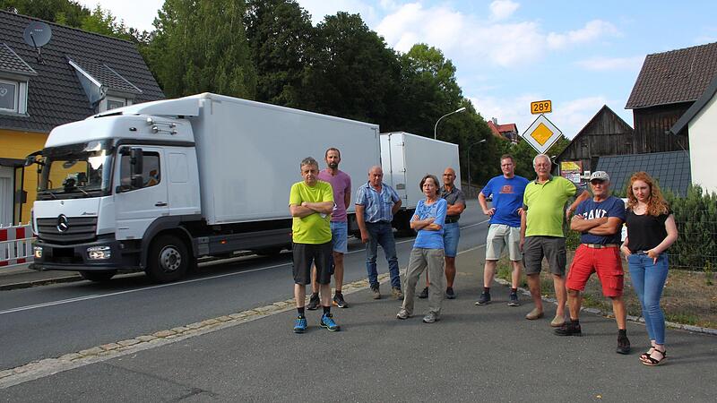 T&auml;glich donnern schwere Lkw durch &bdquo;ihr&ldquo; Kauerndorf. Deshalb fordern sie mit Nachdruck, dass an der Tunnell&ouml;sung nicht ger&uuml;ttelt wird (von links): Thomas Rosa, Stephan Dippold, Klaus Hanisch, Inge Hahn, Manuel Weith, Andreas Hahn, Manfred Hahn, Erw...