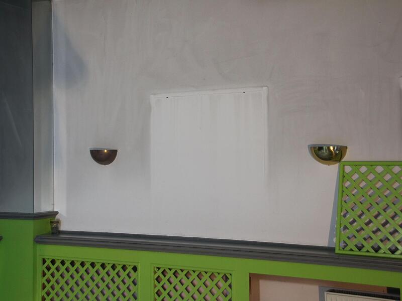 Nach dem Feuer in Coburg: An dieser Wand im Frühstücksraum des Hotels hing mal ein Bild – deshalb wurde zumindest diese Stelle nicht komplett von Ruß bedeckt. Nach dem Feuer in Coburg: An dieser Wand im Frühstücksraum des Hotels hing mal ein Bild – deshalb wurde zumindest diese Stelle nicht komplett von Ruß bedeckt.