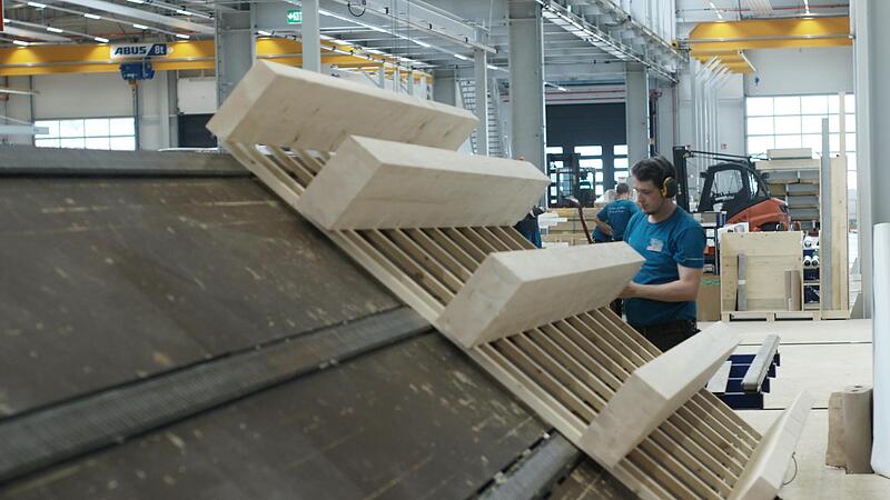 Im Werk 4 von Hanse-Haus in Oberleichtersbach l&auml;uft die Produktion von Fertigh&auml;usern noch ungehemmt. Das ist nicht bei allen Herstellern im Landkreis so.