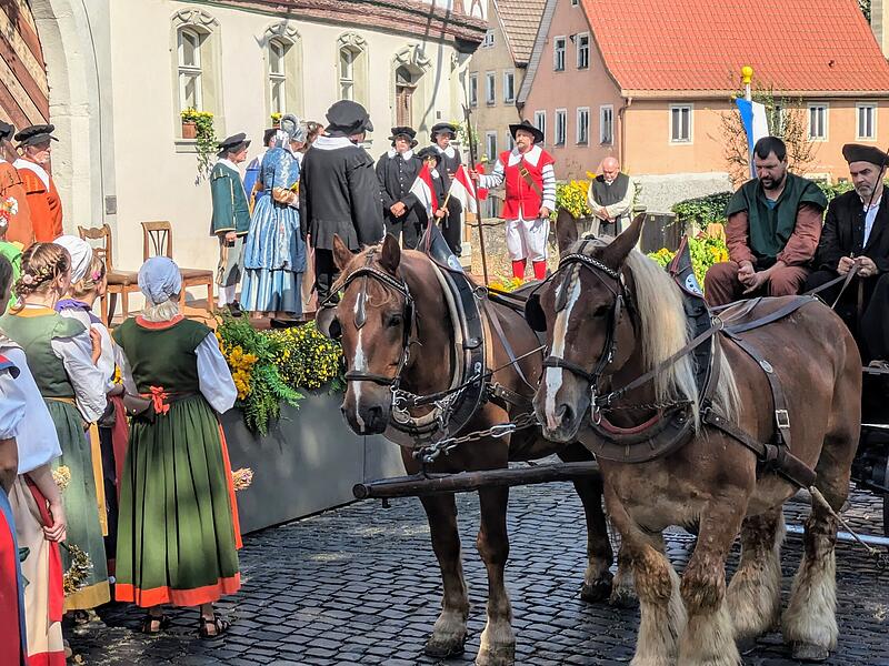 Die M&ouml;nche des Klosters bringen ihre Sch&auml;tze vor den schwedischen Truppen in Sicherheit und verabschieden sich beim Oberb&uuml;rgermeister.