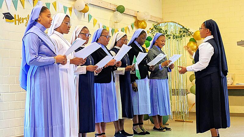 Der schuleigene Chor nigerianischer Nonnen er&ouml;ffnete die fr&ouml;hliche Abschlussfeier